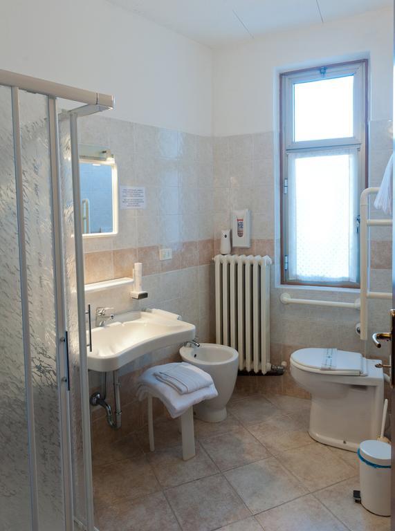 Albergo Marsari بسكييرا ديل غاردا الغرفة الصورة